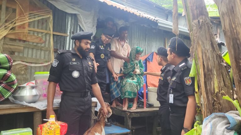 ৯০ বছরের বৃদ্ধার পাশে র‌্যাব-৮