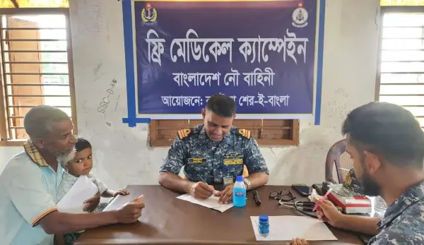 নৌবাহিনীর বিনামূল্যে চিকিৎসা ক্যাম্প পাথরঘাটায়, উপকার পেল শতাধিক রোগী