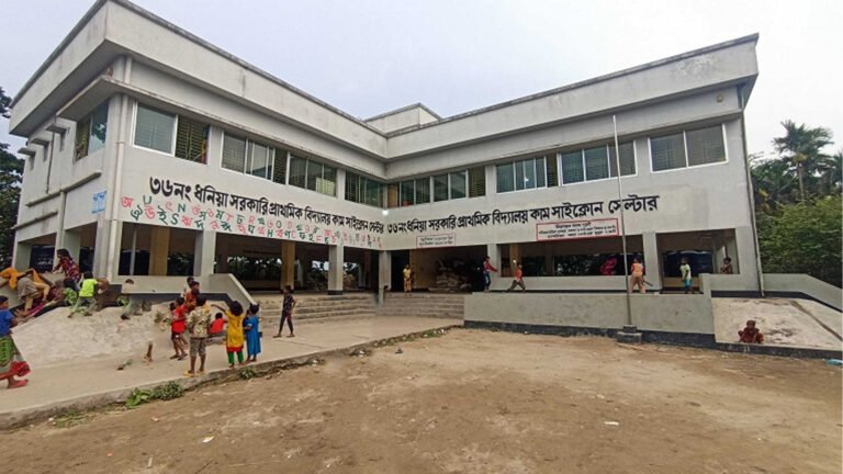 আশ্রয়কেন্দ্রের ভয়াবহ সংকটে উপকূলজুড়ে আতঙ্ক