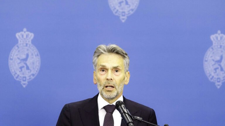 পদত্যাগ করলেন নেদারল্যান্ডসের প্রধানমন্ত্রী স্কুফ