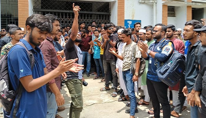 ব্রজমোহন কলেজে পাঁচ দফা দাবিতে শিক্ষার্থীদের বিক্ষোভ