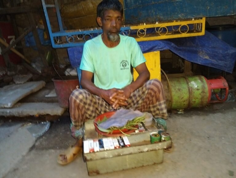 মেয়েকে নিয়ে মানবেতর দিন কাটাচ্ছেন অসহায় হেলাল