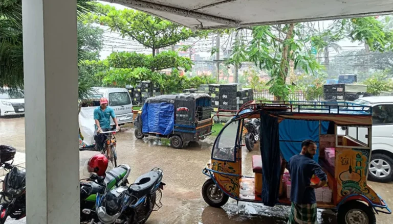 থেমে থেমে বৃষ্টিতে দুর্ভোগে বরিশালবাসী
