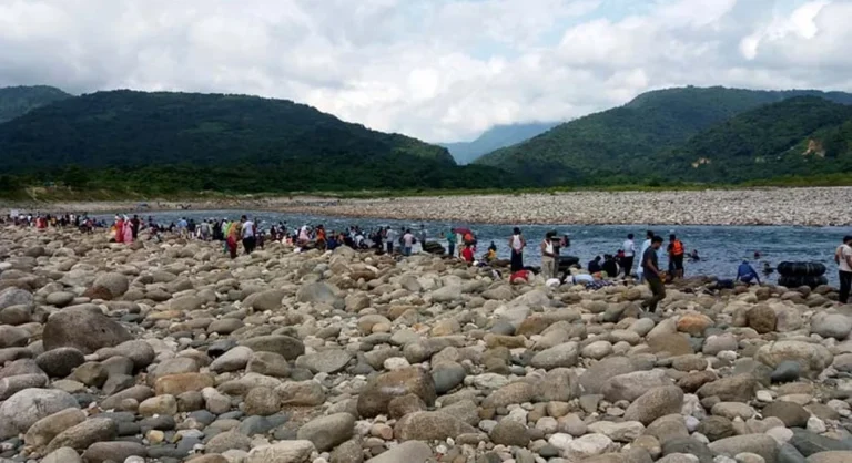 সাদাপাথরে ঈদের তৃতীয় দিনেও পর্যটকদের উপচে পড়া ভিড়