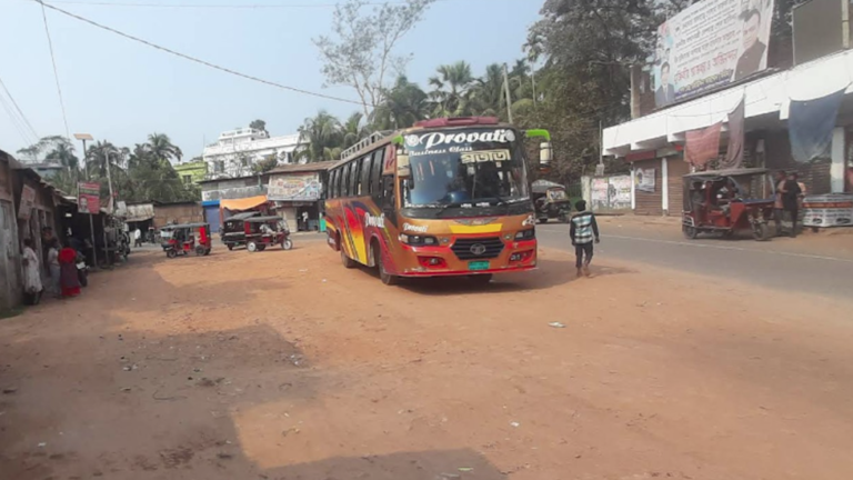 বরিশালে নিজ বাসের চাপায় হেলপার নিহত