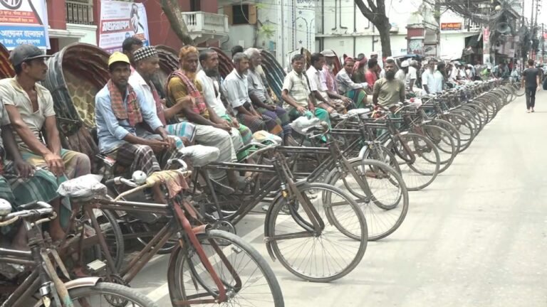 বরিশালে ব্যাটারি রিকশা বন্ধের দাবিতে প্যাডেল চালকদের মানববন্ধন