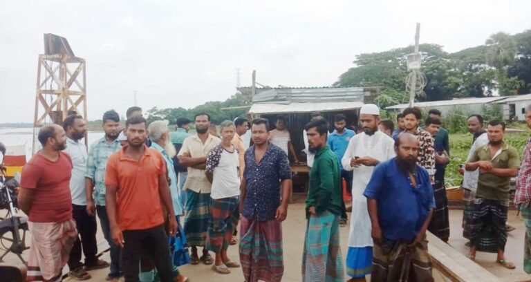 ভাড়া নিয়ে বিরোধ, ট্রলার চালককে মারধর — ট্রলার চলাচল বন্ধ রেখে প্রতিবাদ