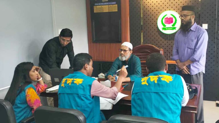 পটুয়াখালী জেলা নির্বাচন অফিসে দুদকের অভিযান