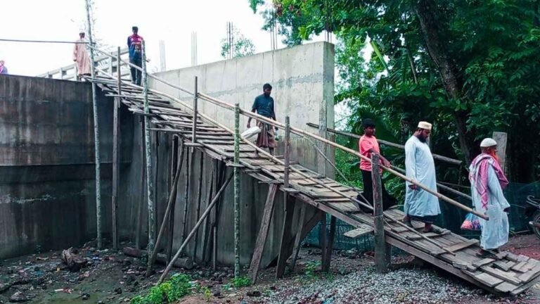 বরগুনায় ৬ কোটির সেতু এক বছরের বেশি সময় ধরে অকেজো, ঝুঁকিতে ২০ গ্রামের মানুষ