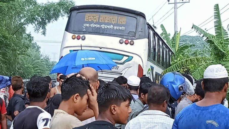 বরগুনায় বাস-অটোরিকশা সংঘর্ষে প্রাণ গেল ২ জনের, আহত ৩
