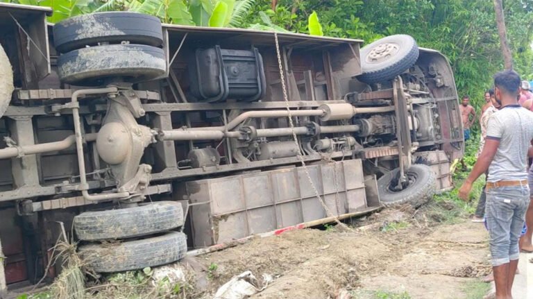 গৌরনদীতে নিয়ন্ত্রণ হারিয়ে বাস খাদে, আহত ১০