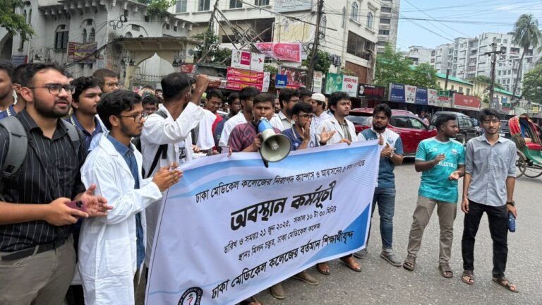ঢাকা মেডিকেল শিক্ষার্থীদের হল ত্যাগে অনীহা, চলবে অবস্থান ও কর্মসূচি