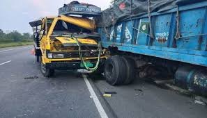 বরিশাল-ঢাকা মহাসড়কে দুই ট্রাকের সংঘর্ষে প্রাণ গেল হেলপার ও পথচারীর