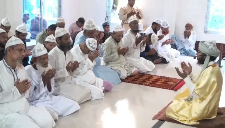 বরিশালে চন্দনাইশ দরবার অনুসারীদের আগাম ঈদ-উল-আযহার উদযাপন