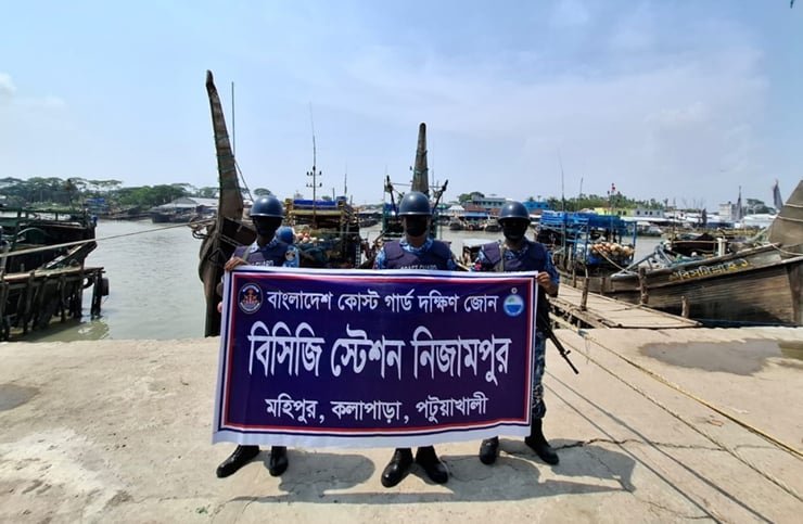 মহিপুরে ৩টি অবৈধ ট্রলিং বোট জব্দ