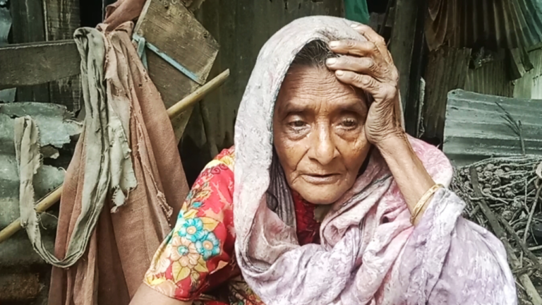 বৃষ্টি হলেই ছাদমশারি সমস্যায় ঝালকাঠির বিধবা আমেনা খাতুন