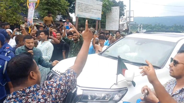 জাফলংয়ে দুই উপদেষ্টার গাড়িবহর আটকে বিক্ষোভ: ছাত্রদল নেতাকে শোকজ