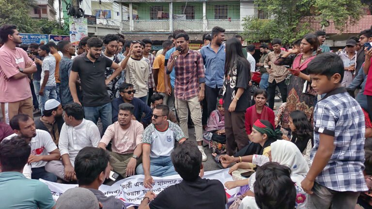 এসআই সুকান্তকে ঘিরে উত্তাল খুলনা, পুলিশ কমিশনারের পদত্যাগ দাবি
