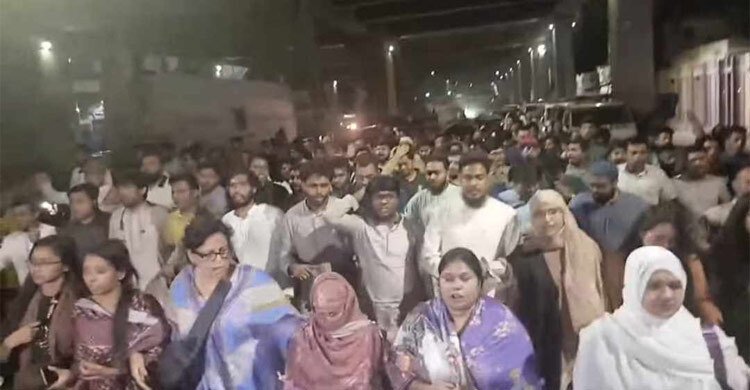 ককটেল বিস্ফোরণের প্রতিবাদে এনসিপির তাৎক্ষণিক বিক্ষোভ মিছিল