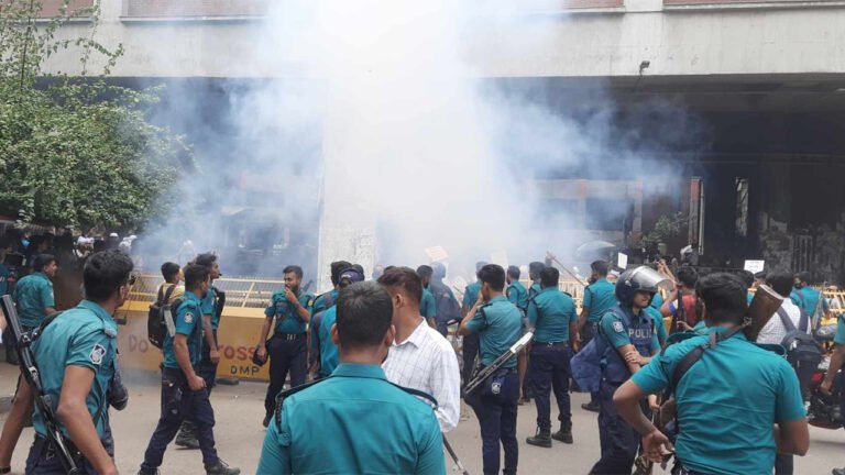 সচিবালয়ের দিকে মিছিল, বাধা দিতে পুলিশের সাউন্ড গ্রেনেড নিক্ষেপ