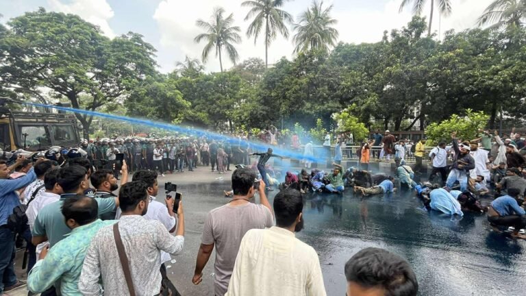 প্রেসক্লাবের সামনে শিক্ষক নিবন্ধনপ্রার্থীদের বিক্ষোভে পুলিশের কঠোর হস্তক্ষেপ