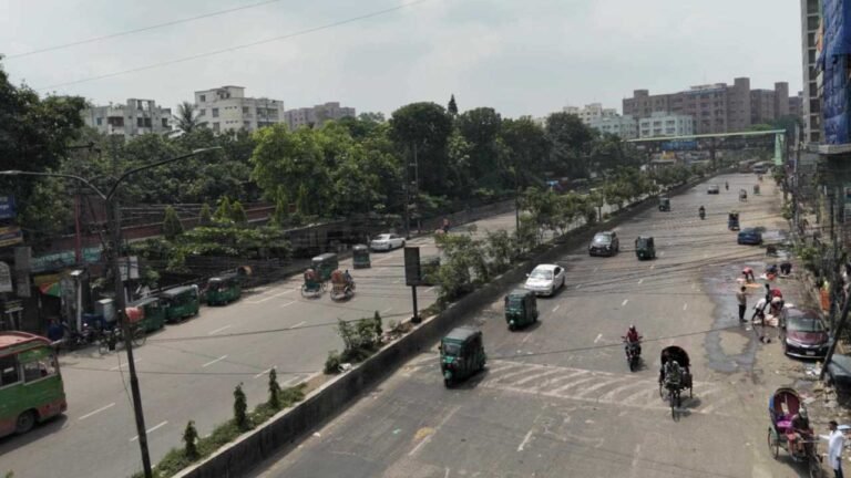 ঢাকা শহরে নেমে এসেছে নীরবতা