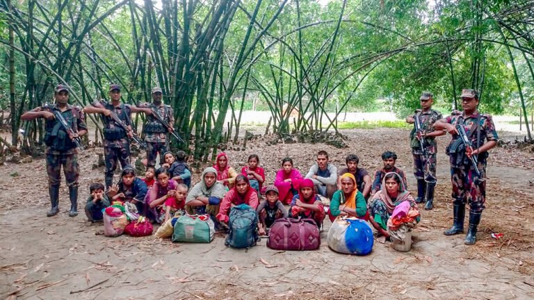 বিএসএফের পুশ-ইন: শিবগঞ্জ সীমান্তে আটক ২০ নারী, পুরুষ ও শিশু