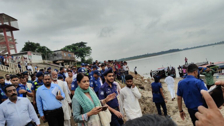 উপদেষ্টাদের গাড়িবহর আটকে বিক্ষোভ, শীর্ষ নেতাদের বিরুদ্ধে মামলা