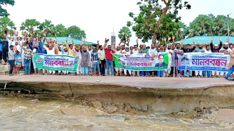 “কুয়াকাটা বাঁচাও, পর্যটন বাঁচাও” — সৈকত রক্ষায় একত্রিত জনতা