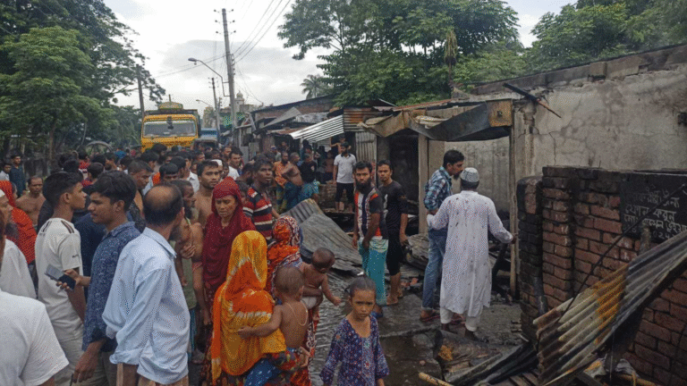 বরিশালে আগুনে পুড়ল দুই দোকান ও দুই বসতবাড়ি