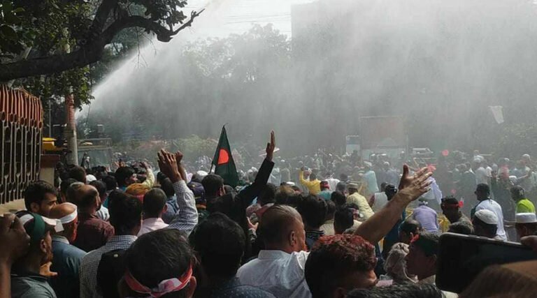 চাকরিচ্যুত বিডিআর সদস্যদের ছত্রভঙ্গ করতে পুলিশের সাউন্ড গ্রেনেড নিক্ষেপ