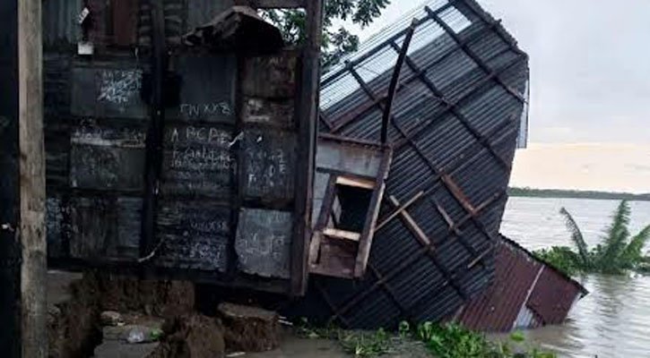 সন্ধ্যা নদীর ভাঙনে এক রাতেই চার ঘর বিলীন