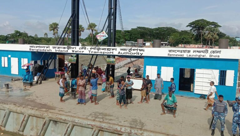 দুর্যোগপূর্ণ আবহাওয়ায় ভোলার ১০ রুটে লঞ্চ চলাচল বন্ধ