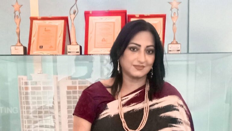 কাজ না পেয়ে ফেসবুকে আর্জি অভিনেত্রী মৌ শিখার, জবাবে সহকর্মীদের সান্ত্বনা