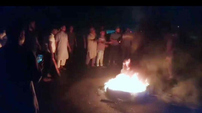 ঢাকা-বরিশাল মহাসড়কে টায়ার জ্বালিয়ে বিএনপির বিক্ষোভ, তীব্র যানজট