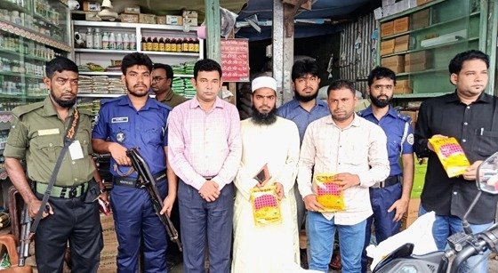 লালমোহনে নিষিদ্ধ বিষাক্ত কীটনাশক জব্দ, ব্যবসায়ীকে জরিমানা ৫০ হাজার টাকা