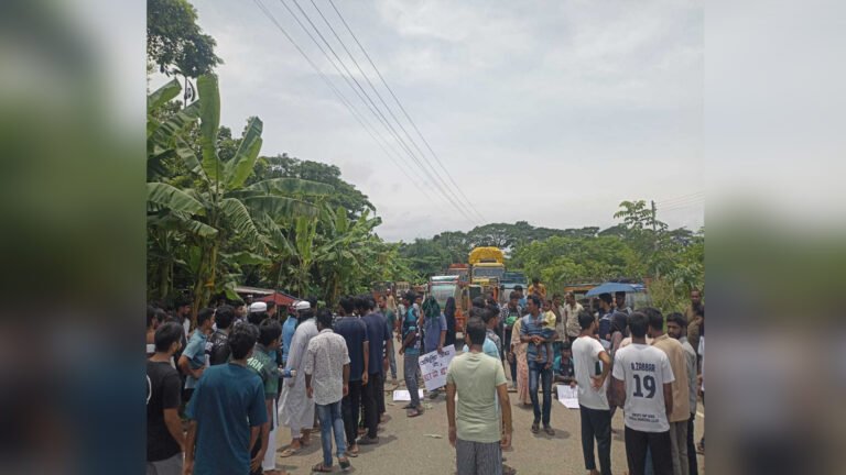 স্বতন্ত্র কাঠামোর দাবিতে বরিশাল-ভোলা মহাসড়কে ইঞ্জিনিয়ারিং শিক্ষার্থীদের অবরোধ