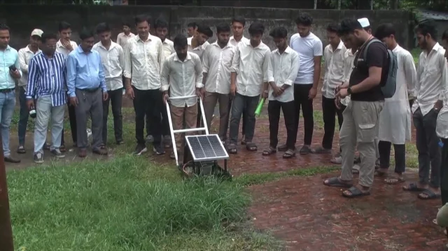 বরিশালে সোলারচালিত ঘাস কাটার মেশিন উদ্ভাবন শিক্ষার্থীদের