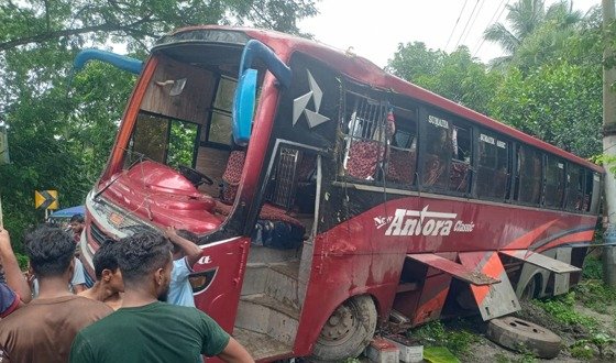 বরিশাল-ঢাকা মহাসড়কে বাস খাদে, আহত অন্তত ১০