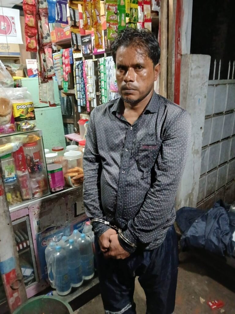 বরিশালে আইনজীবীর সহকারী ইয়াবাসহ আটক