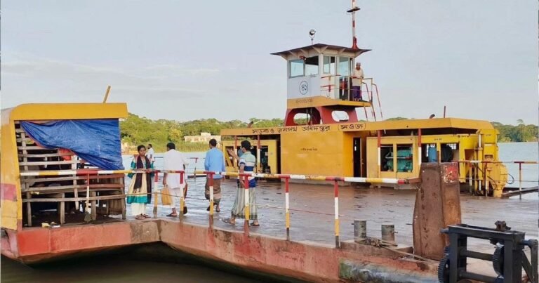 পটুয়াখালীর বগা ফেরিতে চারগুণ বেশি ভাড়া আদায়ের অভিযোগে ইজারা বাতিল