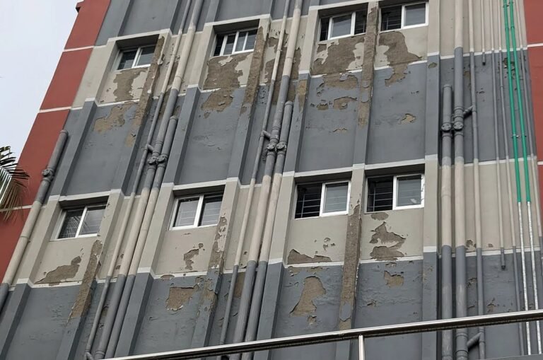 দশমিনায় নতুন নির্মিত ভবনে ছয় মাসেই পলেস্তারা খসে পড়ছে