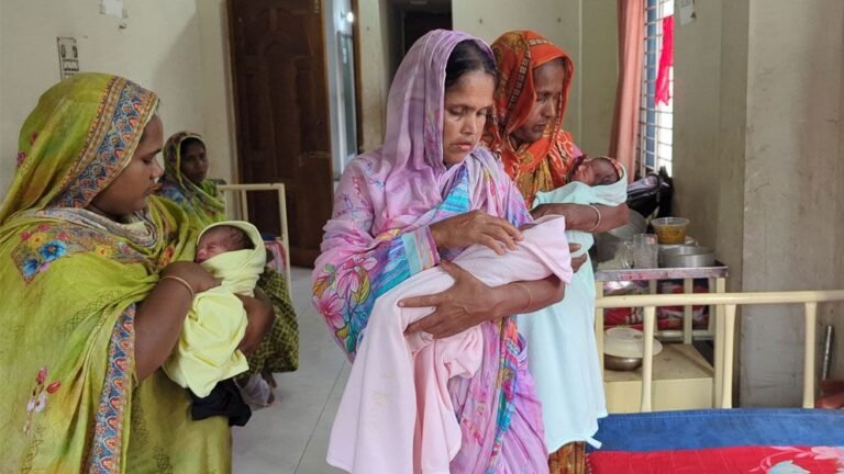 এক সঙ্গে তিন ছেলে, দুশ্চিন্তায় দিনমজুর বাবা