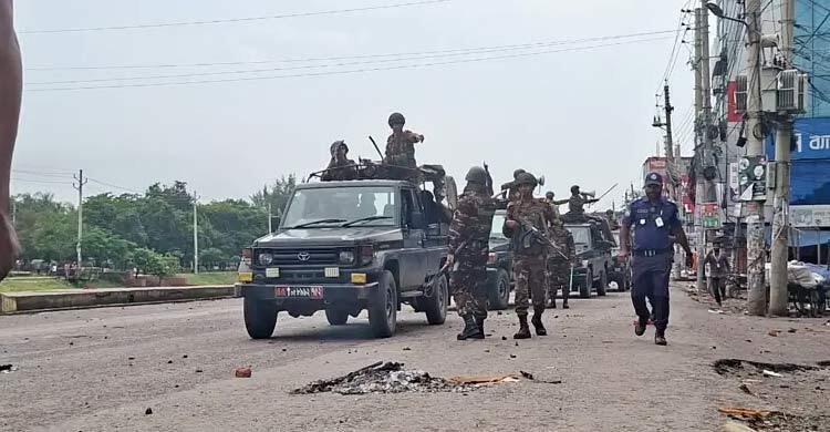 সংঘর্ষের পর স্থবির গোপালগঞ্জ শহর, টহলে আইনশৃঙ্খলা বাহিনী