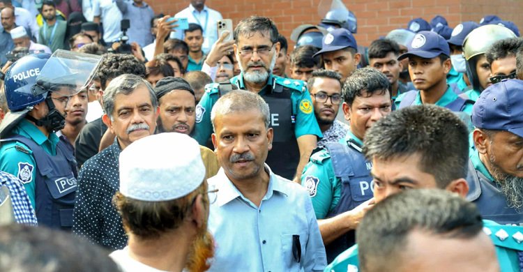 মাইলস্টোন কলেজে ৭ ঘণ্টা অবরুদ্ধ দুই উপদেষ্টা ও প্রেস সচিব