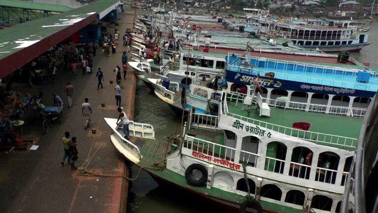 বৈরী আবহাওয়ায় ভোলা থেকে ১০টি রুটে নৌযান চলাচল বন্ধ, দুর্ভোগে যাত্রীরা