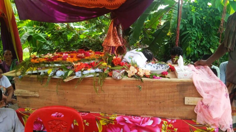 উত্তরায় বিমান দুর্ঘটনায় প্রাণ হারানো উক্যছাইং, বাবার কাঁধে শেষযাত্রা