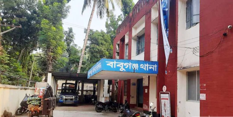 বাবুগঞ্জে ডিবি পুলিশের ওপর হামলায় মামলা, তিনজন আহত