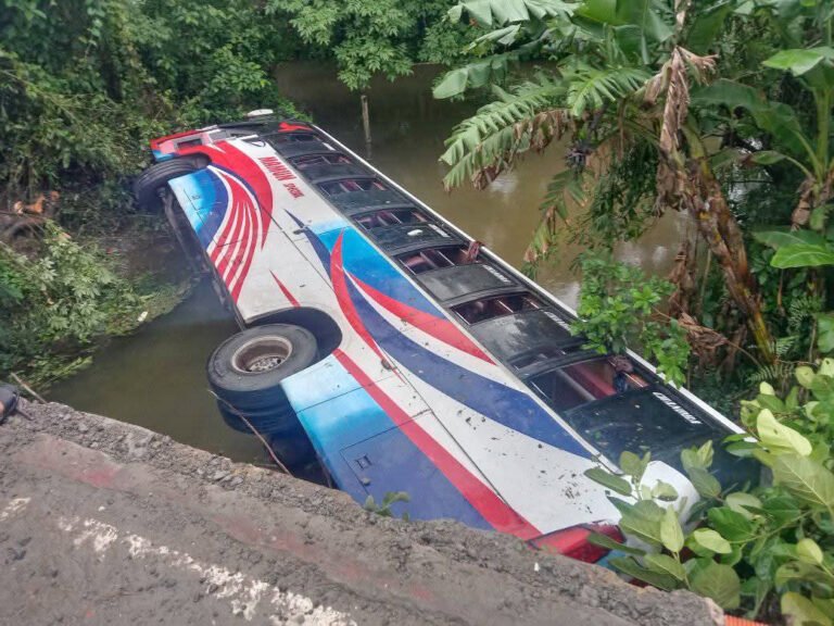 বরিশালে সেতুর রেলিং ভেঙে খালে যাত্রীবাহী বাস