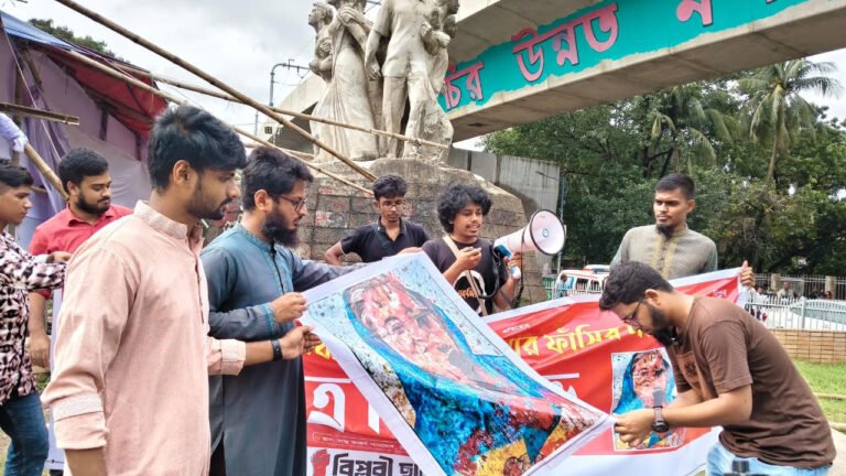 ঢাবিতে জুলাই বিপ্লব দিবস পালিত: শেখ হাসিনার বিচারের দাবি, প্রতীকীভাবে ছবিতে আগুন